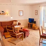 Ein-steinwurf-zum-ostseestrand-ferienwohnung-martha-mit-terrasse アパート *