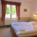 Ein-steinwurf-zum-ostseestrand-ferienwohnung-martha-mit-terrasse アパート *