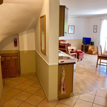 Ein-steinwurf-zum-ostseestrand-ferienwohnung-martha-mit-terrasse