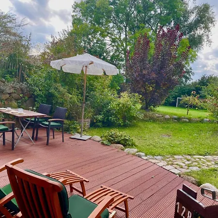 Ein-steinwurf-zum-ostseestrand-ferienwohnung-martha-mit-terrasse *