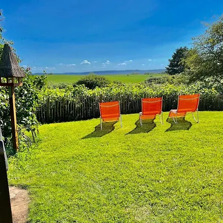 Ein-steinwurf-zum-ostseestrand-ferienwohnung-martha-mit-terrasse Глове