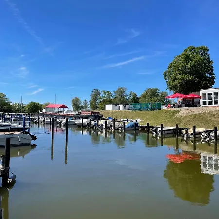 Ein-steinwurf-zum-ostseestrand-ferienwohnung-martha-mit-terrasse Апартаменты *