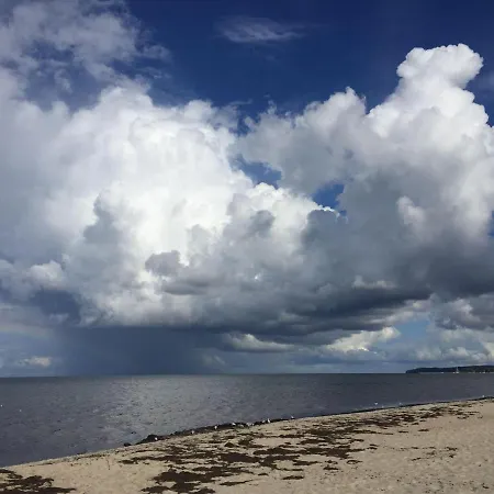 Ein-steinwurf-zum-ostseestrand-ferienwohnung-martha-mit-terrasse Глове