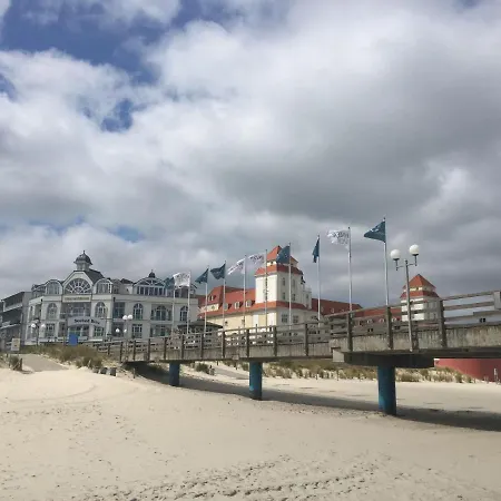Ein-steinwurf-zum-ostseestrand-ferienwohnung-martha-mit-terrasse * Глове