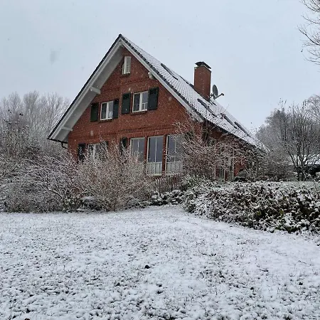 Ein-steinwurf-zum-ostseestrand-ferienwohnung-martha-mit-terrasse