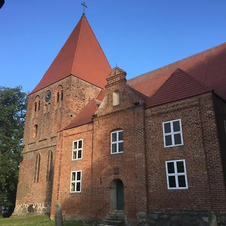 Ein-steinwurf-zum-ostseestrand-ferienwohnung-martha-mit-terrasse *