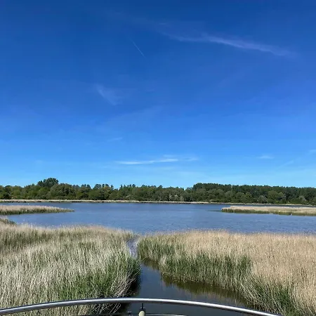 Ein-steinwurf-zum-ostseestrand-ferienwohnung-martha-mit-terrasse Глове