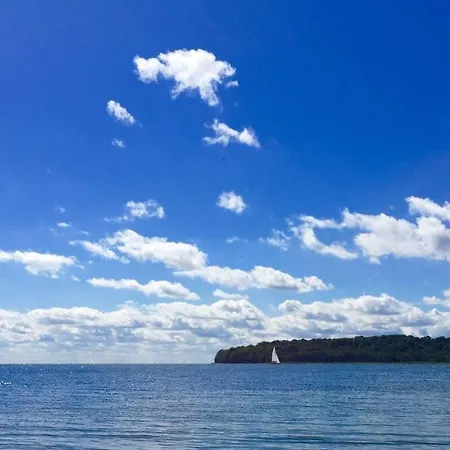Ein-steinwurf-zum-ostseestrand-ferienwohnung-martha-mit-terrasse * Глове