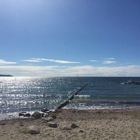 Ein-steinwurf-zum-ostseestrand-ferienwohnung-martha-mit-terrasse * Глове