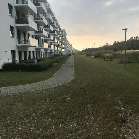 Ein-steinwurf-zum-ostseestrand-ferienwohnung-martha-mit-terrasse Глове