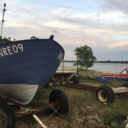 Ein-steinwurf-zum-ostseestrand-ferienwohnung-martha-mit-terrasse Апартаменты Глове