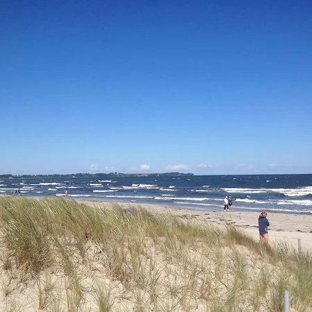 Ein-steinwurf-zum-ostseestrand-ferienwohnung-martha-mit-terrasse Глове