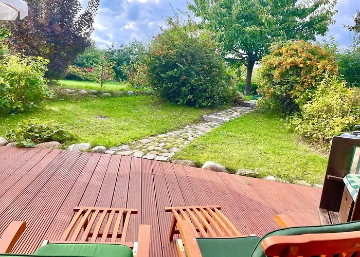 Apartment Ein Steinwurf Zum Ostseestrand: Martha Mit Terrasse Glowe